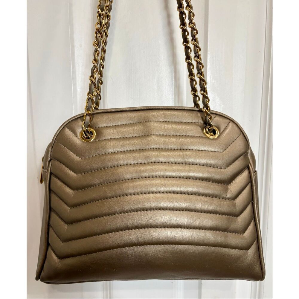 WORTHINGTON - Vintage Shoulder Bag in Metallic Gold Quilted Faux Leather.